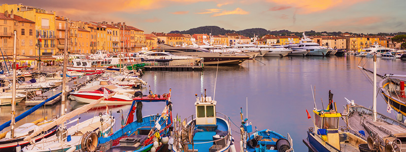 Den exklusiva orten Saint Tropez med båtar och färggranna hus.