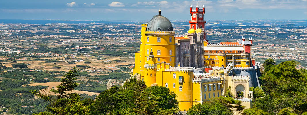 På en klar dag kan man se Palacio da Pena, Sintra fra Lissabon, Portugal