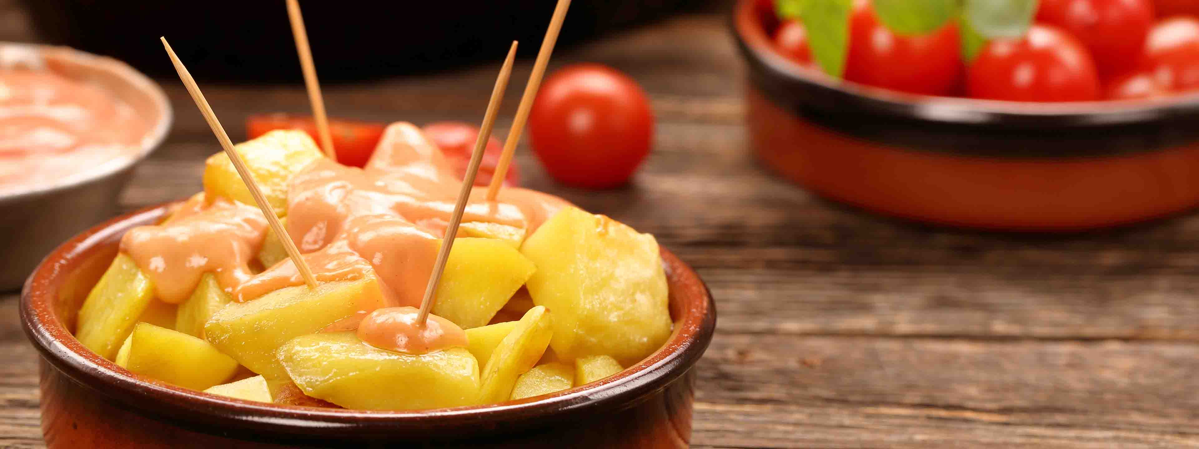 Halvstærke kartoffeltern, bedre kendt som patatas bravas, er en udbredt tapas i Catalonien