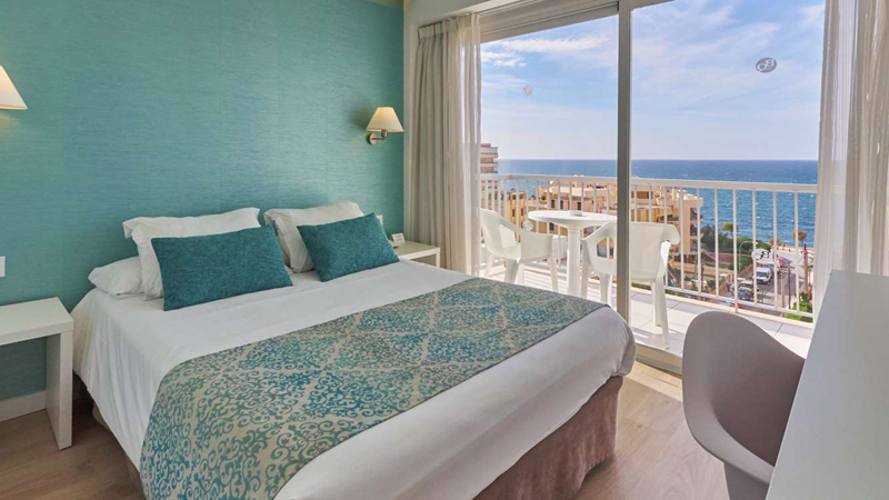 Dubbelrum med balkong och utsikt ver havet p p det 4-stjrniga hotellet BQ Apolo i Can Pastilla p n Mallorca.