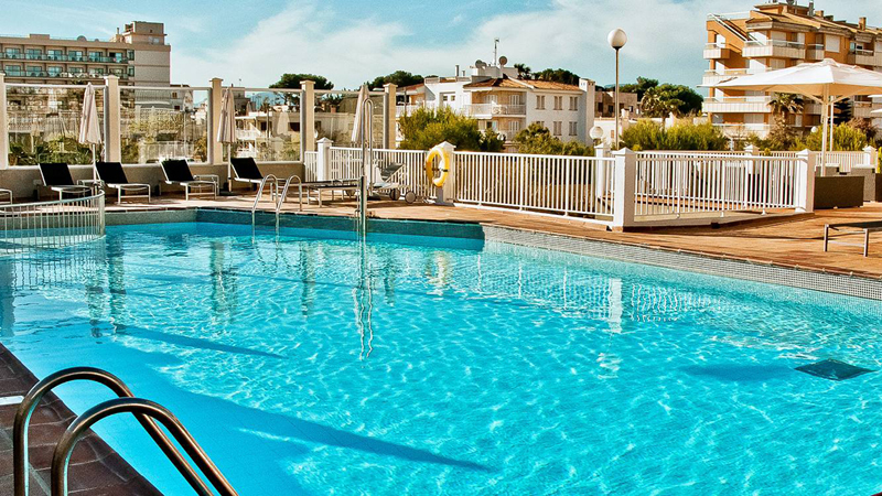 Pool p taket med utsikt ver staden p p det 4-stjrniga hotellet BQ Apolo i Can Pastilla p n Mallorca.