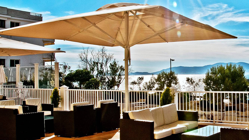 Terrass med parasoll och soffgrupper p p det 4-stjrniga hotellet BQ Apolo i Can Pastilla p n Mallorca.