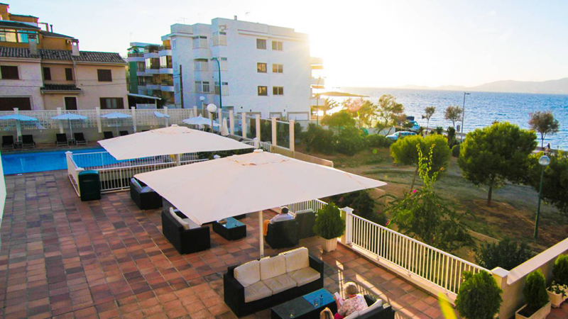 Grna omgivningar, hav och uteservering p p det 4-stjrniga hotellet BQ Apolo i Can Pastilla p n Mallorca.