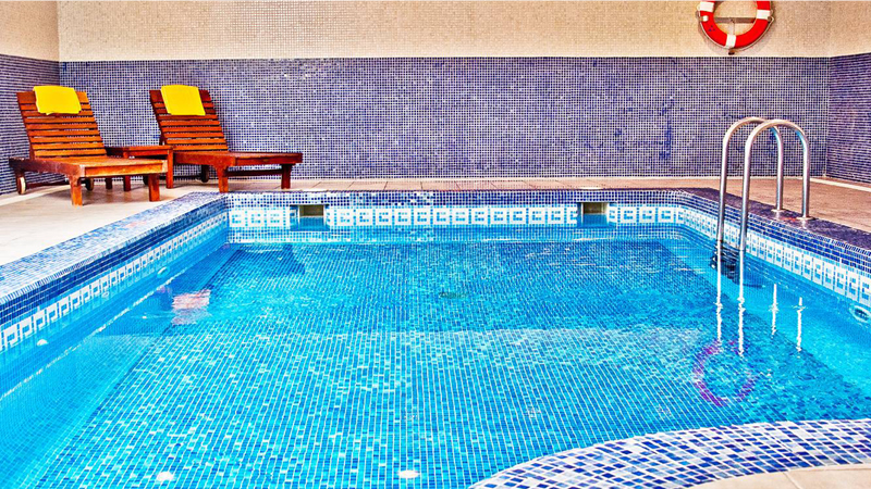 Inomhuspool med badstolar p p det 4-stjrniga hotellet BQ Apolo i Can Pastilla p n Mallorca.