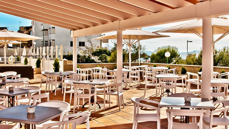 Soligt p uteterrassen p p det 4-stjrniga hotellet BQ Apolo i Can Pastilla p n Mallorca.