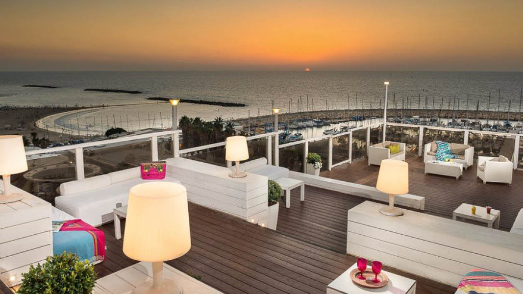 Solnedgang set fra tagterrassen p Leonardo Art Tel Aviv by the Beach