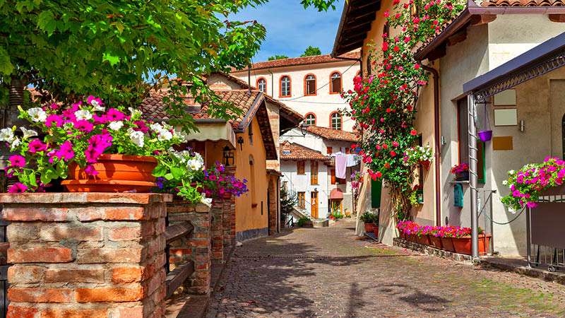 De hyggelige gader i Barolo, Italien