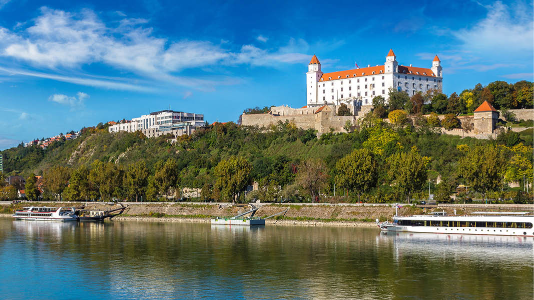 Bratislava - slottet med udsigt over Donau
