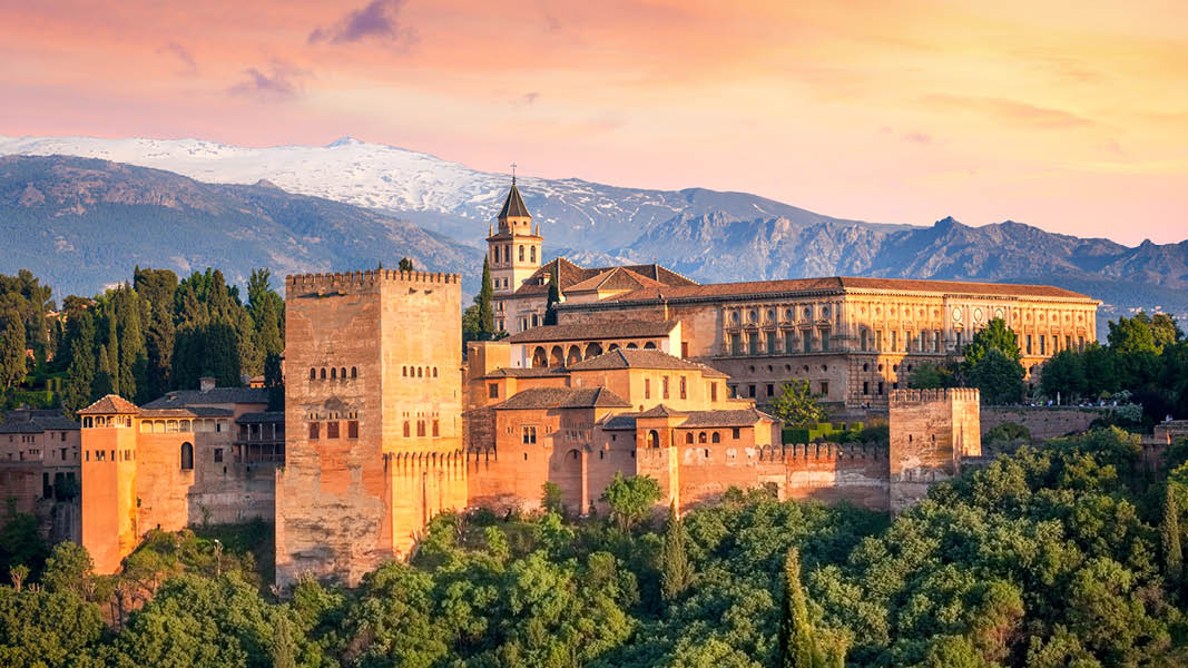 Alhambra paladset og Sierra Nevada i baggrunden