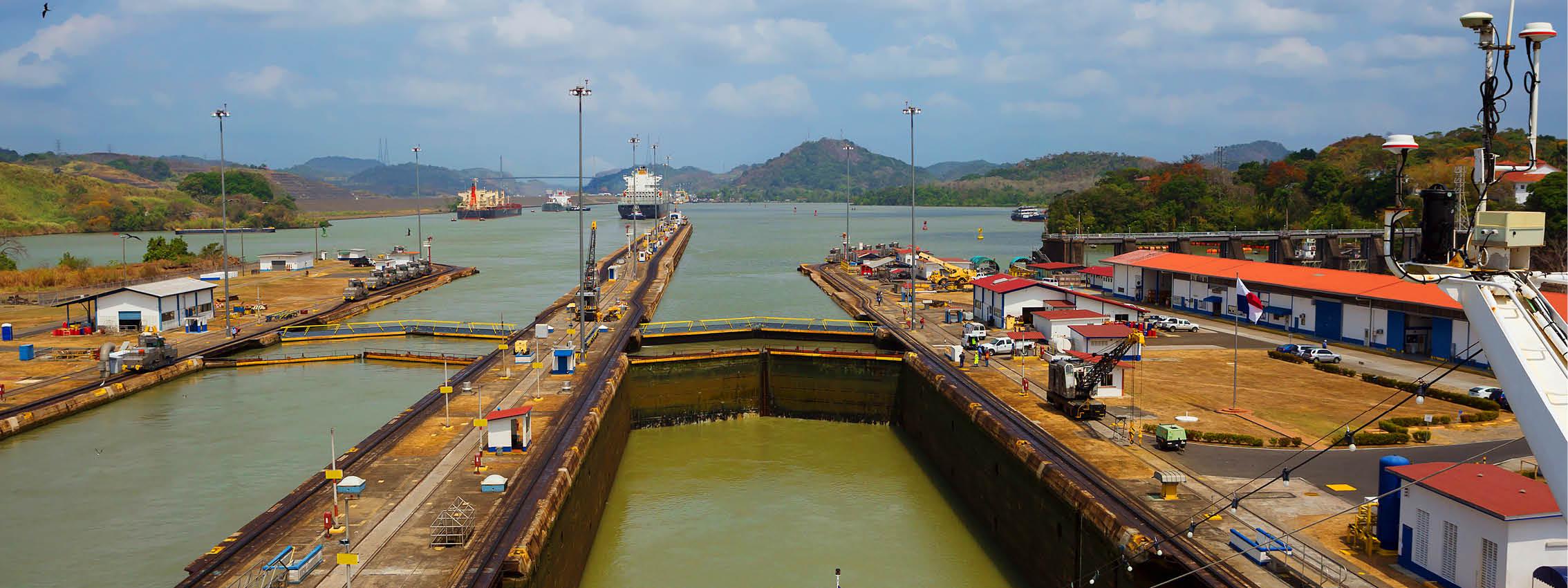 Panamakanalen er en menneskeskabt kanal, som forbinder Stillehavet og Atlanterhavet