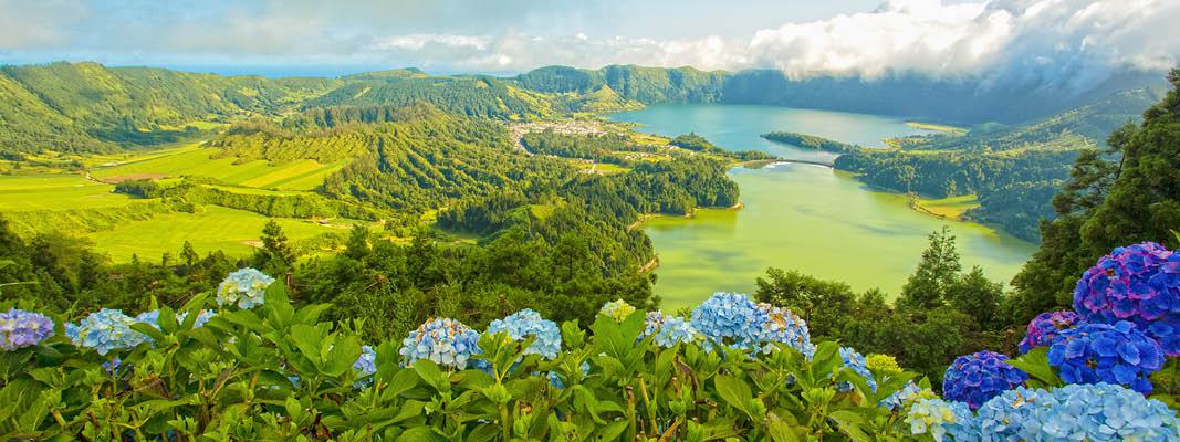Sete Cidades: søen Lagoa Azul er blå og søen lagoa Verde er grøn – alligevel ligger de side om side 