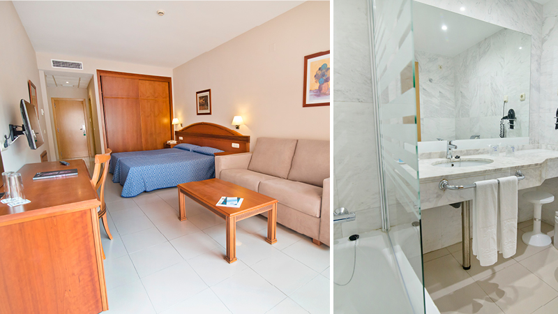 Rymligt dubbelrum med soffa och badrum med dusch på hotell Bahia Tropical i Almunecar, Andalusien.
