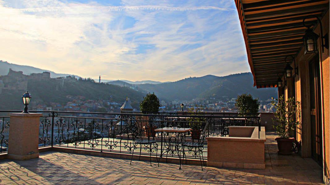 Terrasse p Hotel KMM i Tbilisi p Eventyrlige Georgien