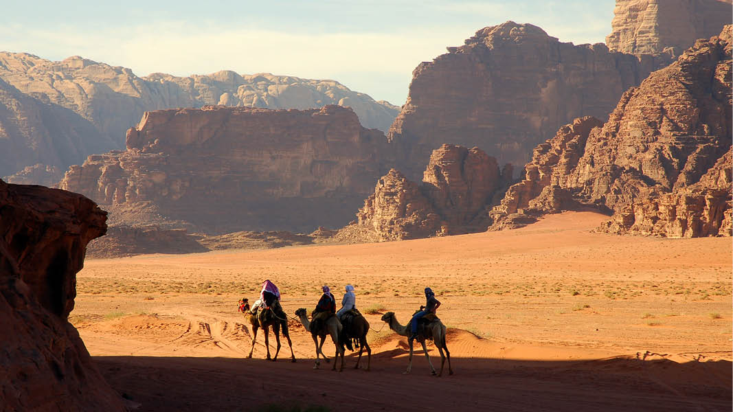 På kamel i Wadi Rum ørkenen i Jordan