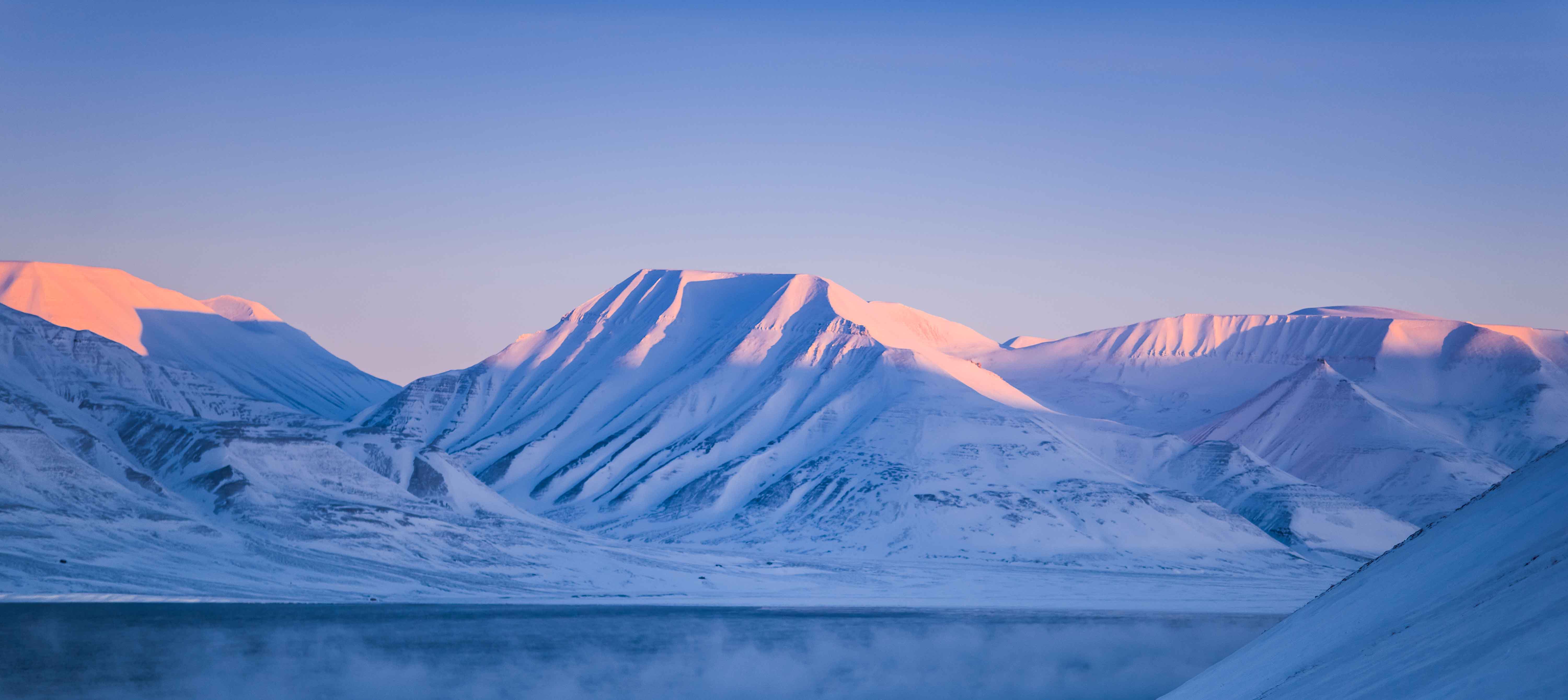Det fortryllende og isklædte landskab i Svalbard, Norge