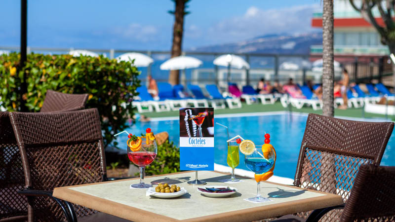 Nyd en drink ved poolen p Hotel Best Semiramis, Tenerife
